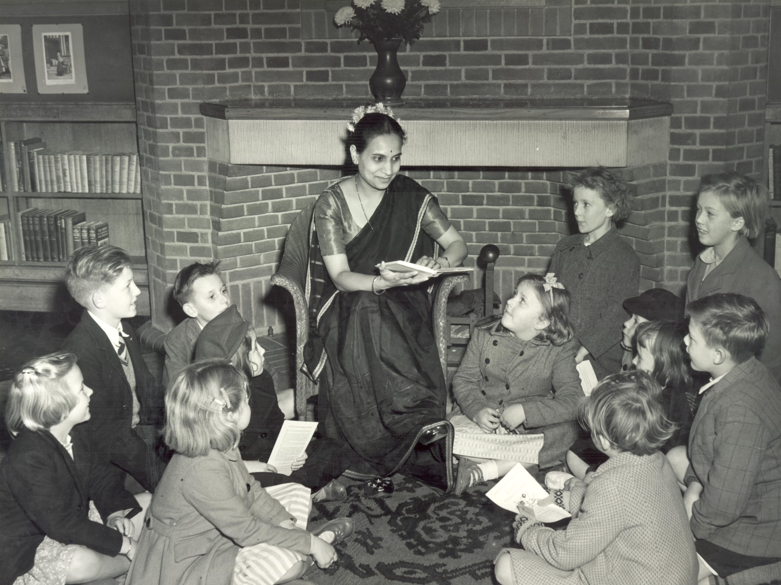 Shakuntala Bhatawdekar reading to children at Leytonstone Library